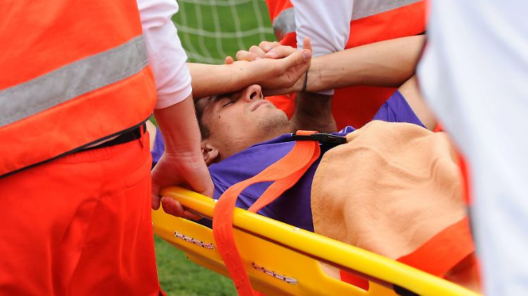Mario Gomez musste mit einer Trage vom Platz gebracht werden.