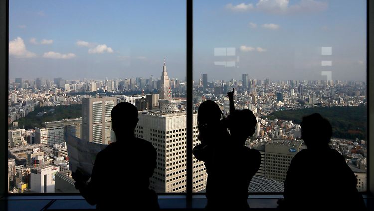 Die Aussicht auf Tokio lässt die Stärke der japanischen Wirtschaft erahnen: Besucher genießen den Blick vom Shinjuku-Hochaus aus.