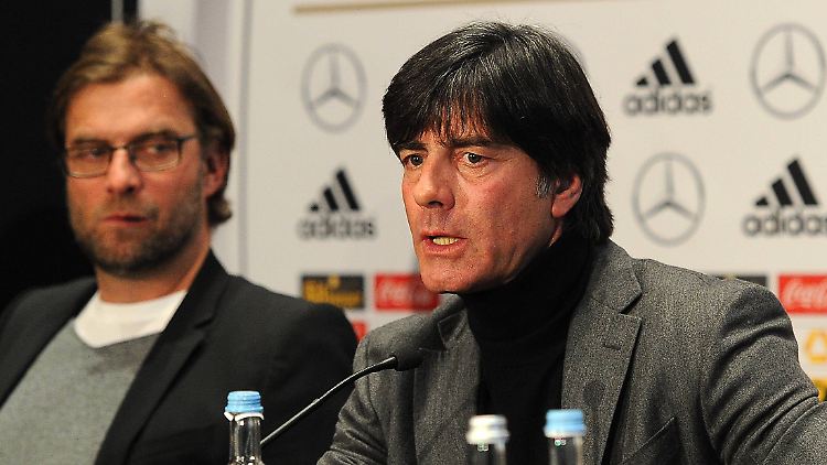 Sowohl Klopp als auch Löw rauchen ja ganz gerne mal eine Zigarette - vielleicht reicht eine gemeinsame Zigarettenpause ja schon aus, um den Streit um Hummels beizulegen. 