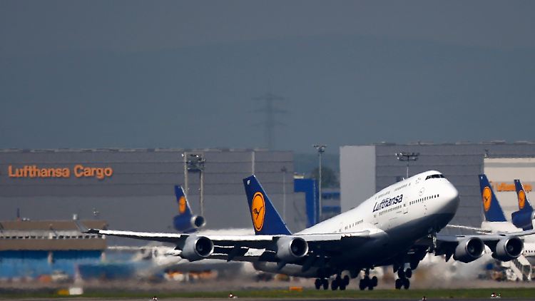 Kein guter Zeitpunkt zum Stühlerücken: In schwierigen Flugphasen bleiben Crew und Passagiere besser angeschnallt.