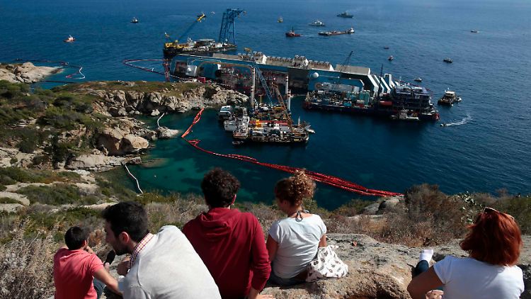 Seit über einem Jahr liegt die "Costa Concordia" vor der Insel Giglio.