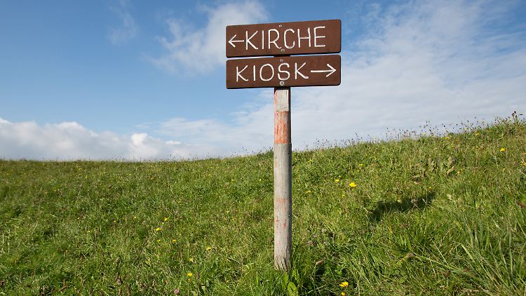 Wegweiser auf Hallig Gröde. Mit neun Wahlberechtigten ist die Hallig im Schleswig-Holsteinischen Wattenmeer der kleinste deutsche Wahlbezirk bei der Bundestagswahl am nächsten Sonntag.
