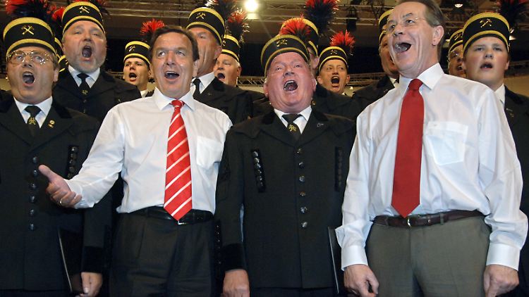 Umfragen bescheinigten der SPD vor der Bundestagswahl 2005 eine Niederlage, trotzdem konnten die Genossen am Ende weiterregieren.
