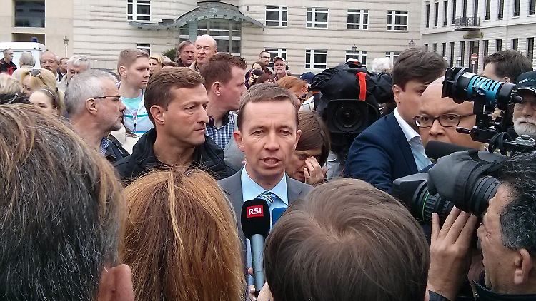 AfD-Chef Bernd Lucke hat in den letzten Monaten gelernt, mit den Medien umzugehen. Inzwischen ist er in Auftritt und Ansprache fast nicht mehr von einem professionellen Berufspolitiker zu unterscheiden.