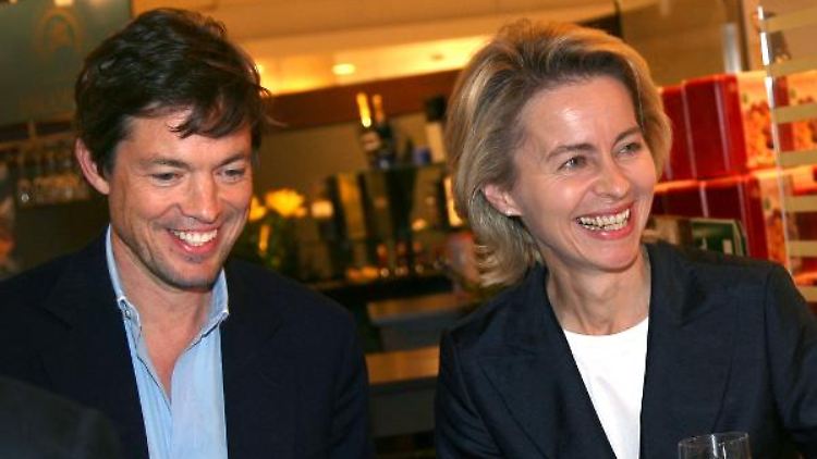 Bundesarbeitsministerin Ursula von der Leyen (CDU) mit Nicolas Berggruen (l) kurz vor dessen Übernahme des Konzerns 2010.
