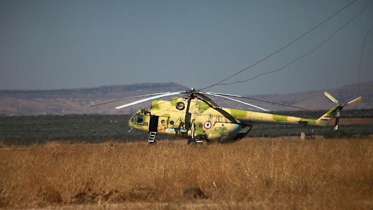 Die türkische Armee schoss einen Hubschrauber vom Typ MI-17 - im Bild ein gekapertes Exemplar der Freien Syrischen Armee - mit Kampfflugzeugen ab.