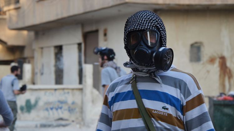 Ein Mitglied der Freien Syrischen Armee posiert mit einer Gasmaske.