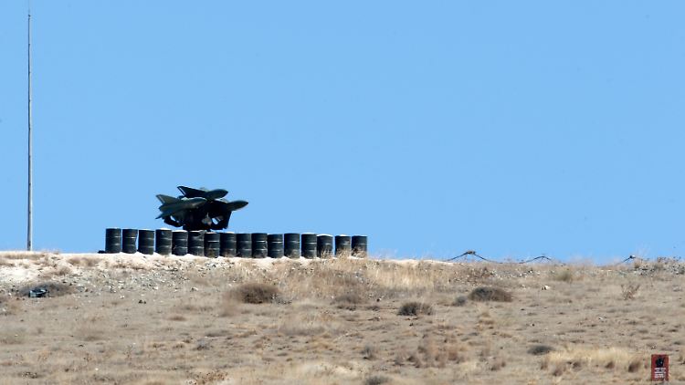 Alarmbereit: Unweit der türkischen Grenzstadt Reyhanli stehen Luftabwehrraketen bereit.