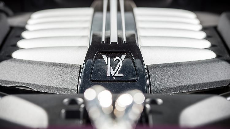 Der durch zwei Turbos beatmete 6,6-Liter-V12 agiert flüsterleise und entwickelt allein gegen Drehzahlende ein murmelndes Timbre.