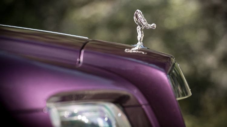 Bei Volllast hebt sich die "Spirit of Ecstasy" (so heißt die im Volksmund Emily genannte Kühlerfigur offiziell) sanft in den Wind.