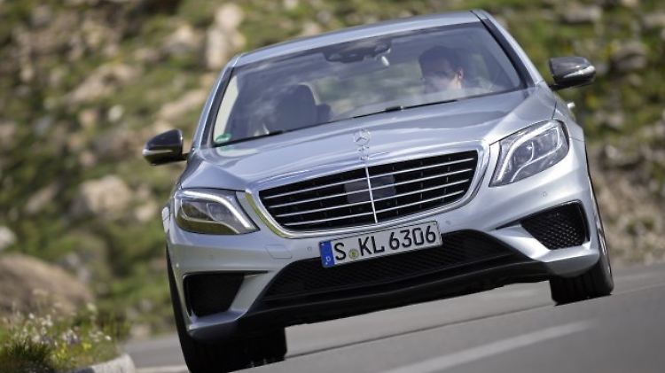Unter der Haube steckt statt des 4,7 Liter großen V8 aus der Serie der bekannte AMG-Achtzylinder.