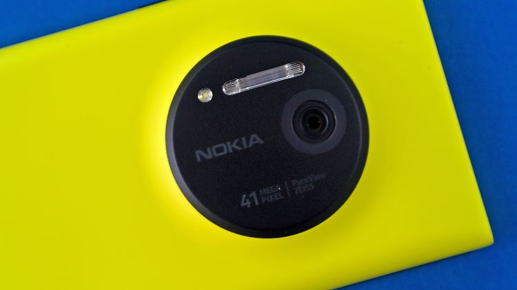 Das Lumia 1020 hat auf der Rückseite eine riesige 41-Megapixel-Kamera mit Xenon-Blitz.