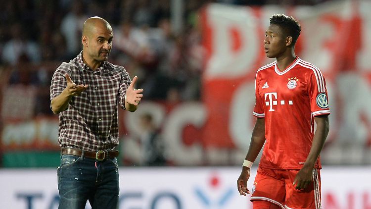 Pep Guardiola diskutiert mit David Alaba. So recht können die Bayern noch nicht umsetzen, was sich ihr neuer Coach für sie ausgedacht hat.
