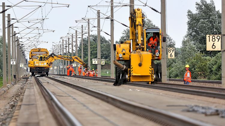 Gleisbauer arbeiten im Juli an der  ICE-Strecke bei Schönhausen (Sachsen-Anhalt).