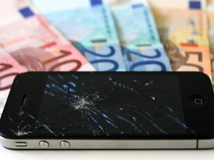 Knack - und kaputt: Splittert das Display vom Smartphone, kann das teuer werden. Den Abschluss einer Handy-Versicherung sollten sich Besitzer aber trotzdem gut überlegen.