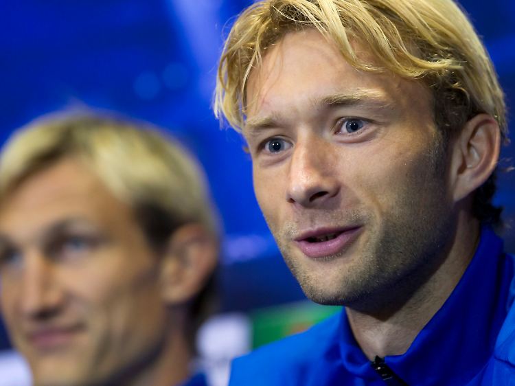 Simon Rolfes freut sich auf Manchester - und ist gespannt, ob United mit der Bayer-Taktik zurecht kommt.