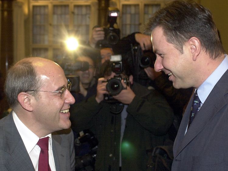 Gysi und Wowereit verhandelten Ende 2001 über eine rot-rote Koalition in Berlin. Mitte Juli 2002 trat der Linke wegen einer Bonusmeilen-Affäre zurück.