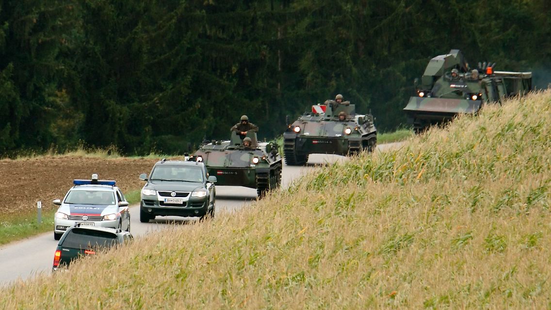 2013-09-17T121218Z_515055860_BM2E99H13BQ01_RTRMADP_3_AUSTRIA-SHOOTING-HOSTAGE.JPG9009150462997840798.jpg