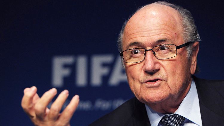 Fifa-Präsident Sepp Blatter zieht nun doch eine Wüsten-WM im Winter in Betracht. 