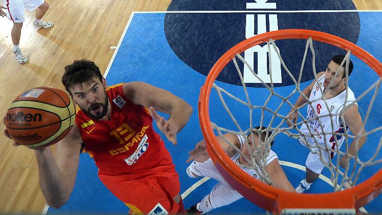 Spaniens Center Marc Gasol beim Korbleger. Der NBA-Star überzeugte aber vor allem defensiv.