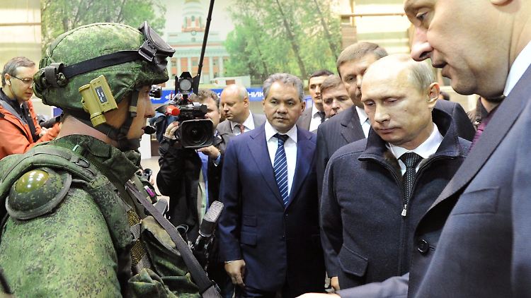 Putin bei einem Besuch im Kalaschnikow-Konzern.