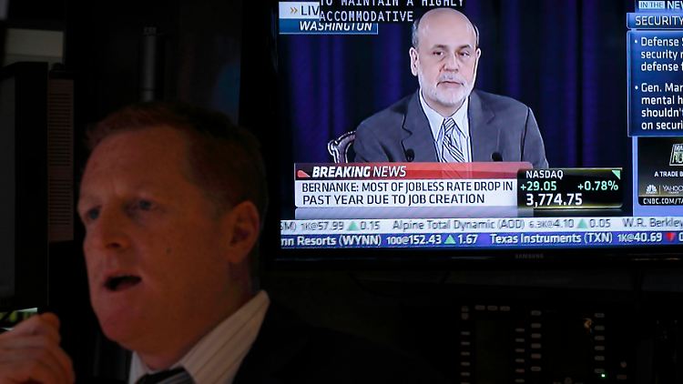Ben Bernanke (r) gefällt noch nicht, was er sieht. Die Wirtschaftserholung kommt nur mühsam voran. 