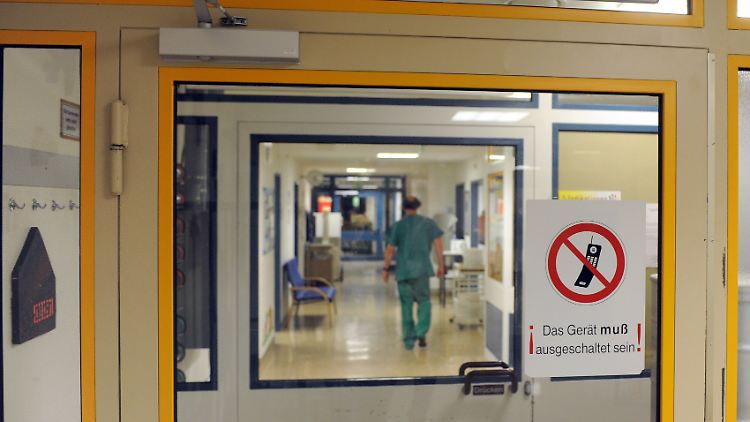 Keime verbreiten sich in manchen Kliniken rasant - trotz strenger Hygienevorschriften.