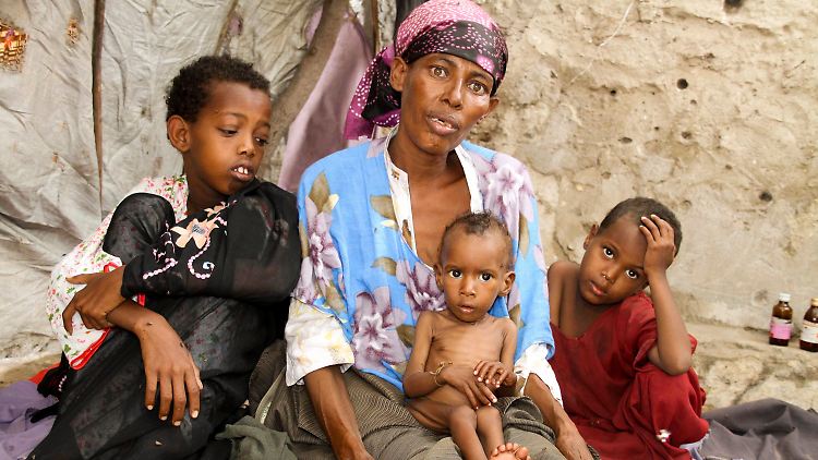 Harter Kampf um die Ressourcen: unterernährte Mutter und Kinder in Somalia.