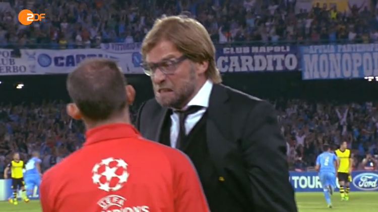 Wie es aussieht, wenn dem Cheftrainer von Borussia Dortmund der Kragen platzt, war in Neapel zu betrachten.