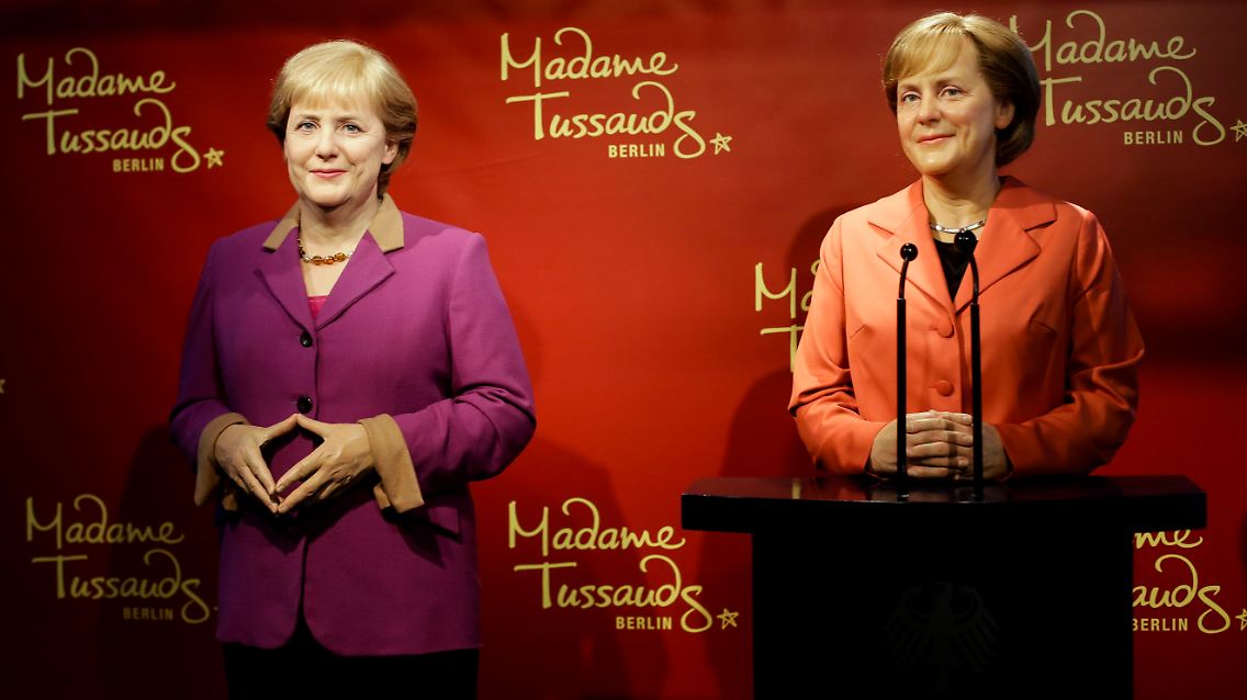 Merkel Eins und Zwei stehen nebeneinander: Die Wachsfiguren zeigen sehr authentisch die Veränderung der Kanzlerin in den letzten acht Jahren.