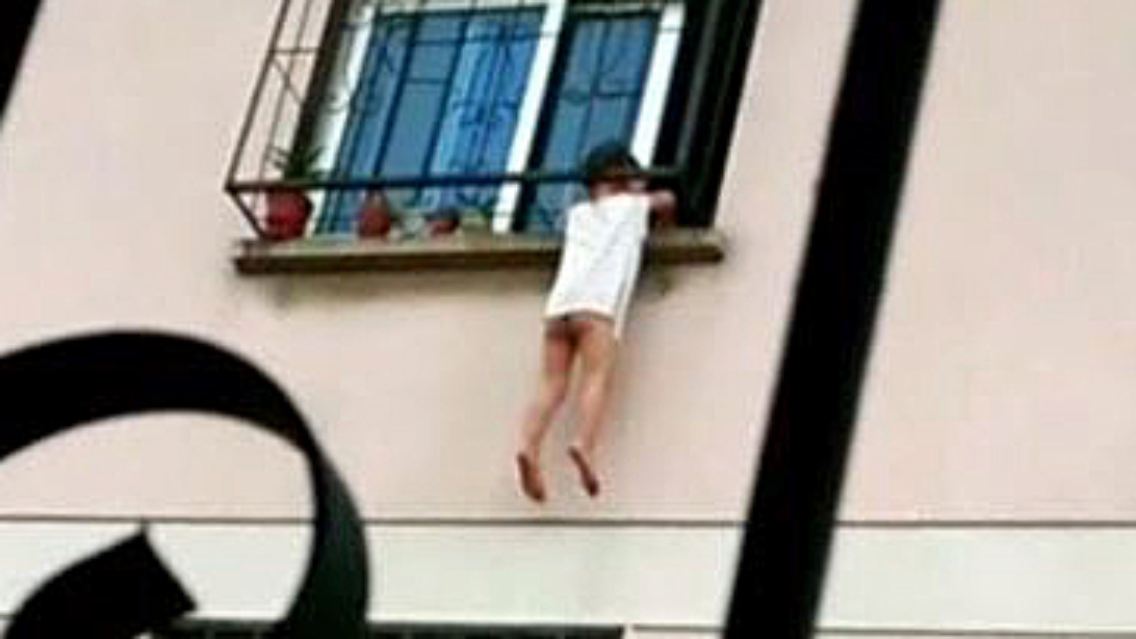 Kind steckt im Sicherheitsgitter.JPG