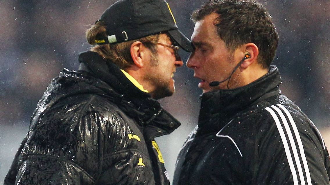 Diesem drückt er sekundenlang seine BVB-Mütze ins Gesicht, schreit ihn an.