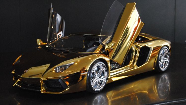 Sieht verdammt echt aus, ist es aber nicht. Knapp 60 Zentimeter misst der Lamborghini Aventador nur, ist dafür aber aus purem Gold.