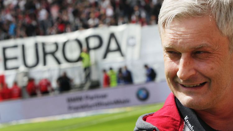 Frankfurts Trainer Veh betrachtet die Europa League-Spiele als verdienten Lohn der erfolgreichen Vorsaison.