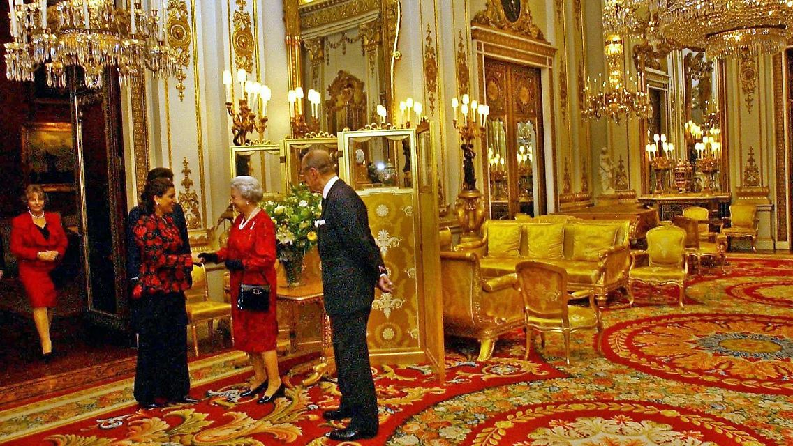 Ganz schön viel Gold: Königin Elizabeth II. (2.v.r.) empfängt im Buckingham-Palast Gäste (Archivfoto vom 18. Februar 2005).