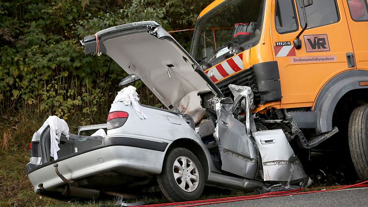 Die Insassen des Autos starben, der Fahrer des Transporters wurde verletzt.