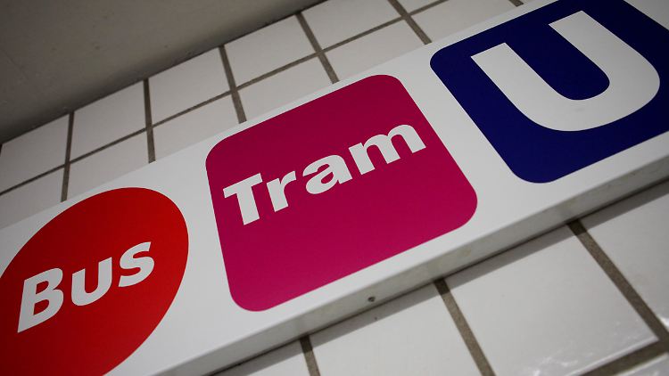 Mit öffentlichen Verkehrsmitteln wären die Eltern rund 30 Minuten zur Kita unterwegs.