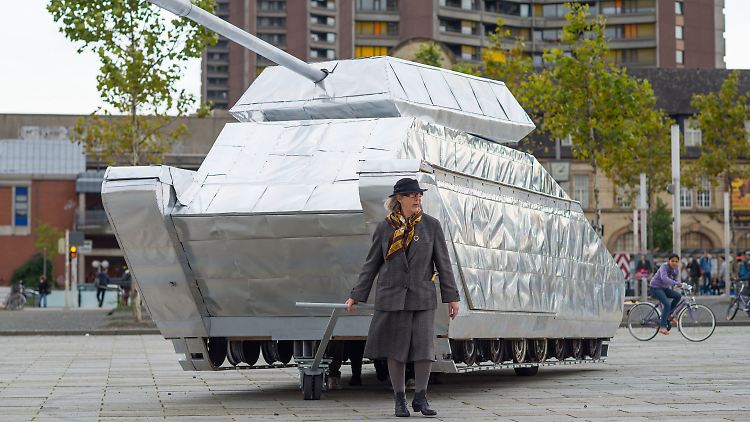 Das Gefährt wirbt für das elftägige Mannheimer Performance-Festival "Wunder der Prärie".