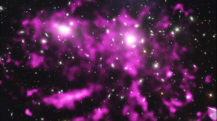 Das Foto der NASA und der ESA zeigt die Röntgen-Kondensstreifen im Coma-Galaxienhaufen, die sich mindestens über eine halbe Million Lichtjahre erstrecken.