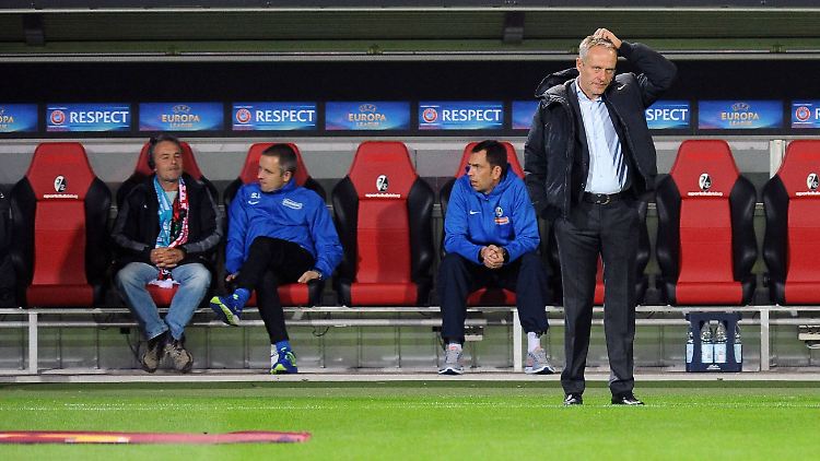 Was war nur nach der Pause los? Freiburgs Trainer Christian Streich.