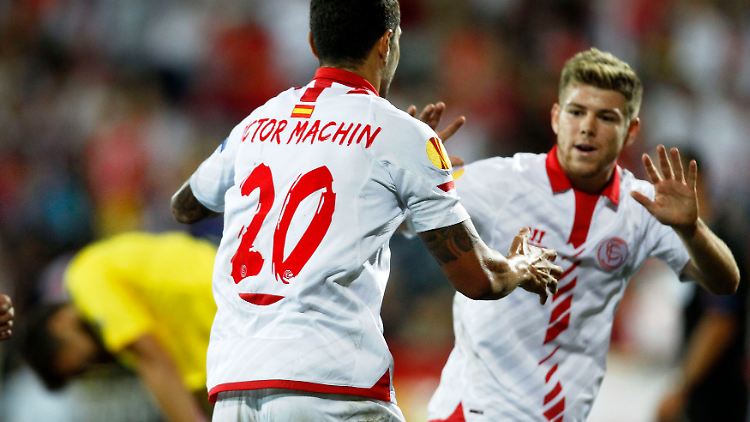Torschütze Victor Machin bedankt sich bei Marko Marin für dessen Vorarbeit zum 1:0.