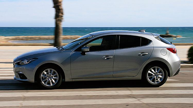 Die lang gestreckte Frontpartie, die zum neuen Kodo-Design gehört, bestimmt die Silhouette des Mazda 3.