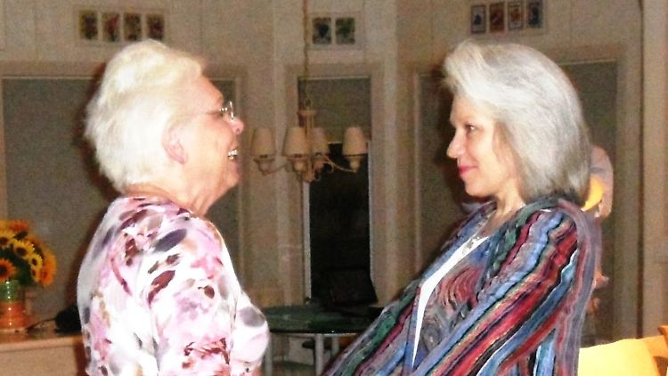 Mutter Renate Janka und ihre Tochter Debra Milke können ihr Glück kaum fassen.
