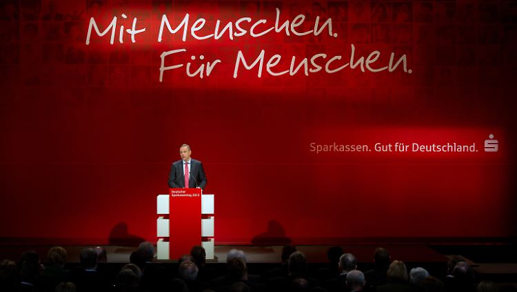 "Die Niedrigzinsphase kostet die Sparkassen jährlich etwa 500 Millionen Euro": Der Sparkassenpräsident auf dem deutschen Sparkassentag im April (Archivbild).