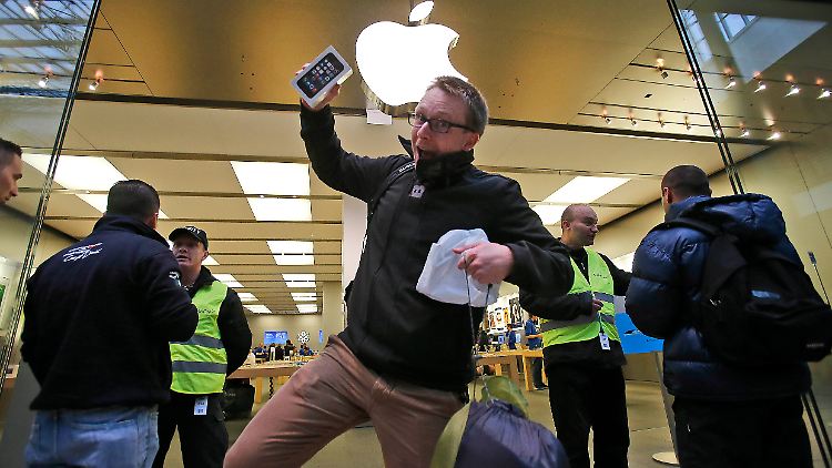 Glücklich in Oberhausen: Dieser Apple-Fan war einer der ersten, die ein iPhone 5s ergattern konnten.