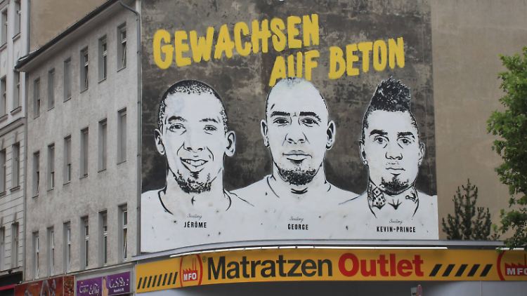 Dieses Wandgemälde in der Pankstraße in Berlin-Wedding feiert die drei Boateng-Brüder: Jerome, George und Kevin-Prince. George kickte mit im Käfig, schaffte den Sprung in den Profifußball nicht.
