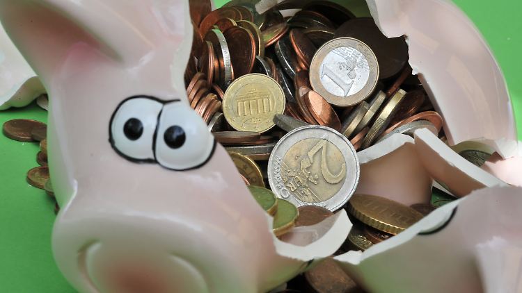 Wegen der Niedrigzinspolitik der Notenbanken schmelzen die Guthaben der Sparer immer weiter ab.