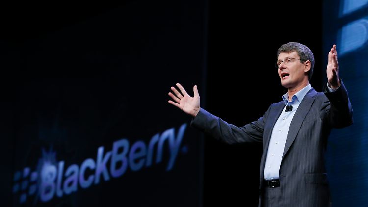 Der deutsche Blackberry-Chef Thorsten Heins kann eigentlich nur noch die Hände über dem Kopf zusammenschlagen.