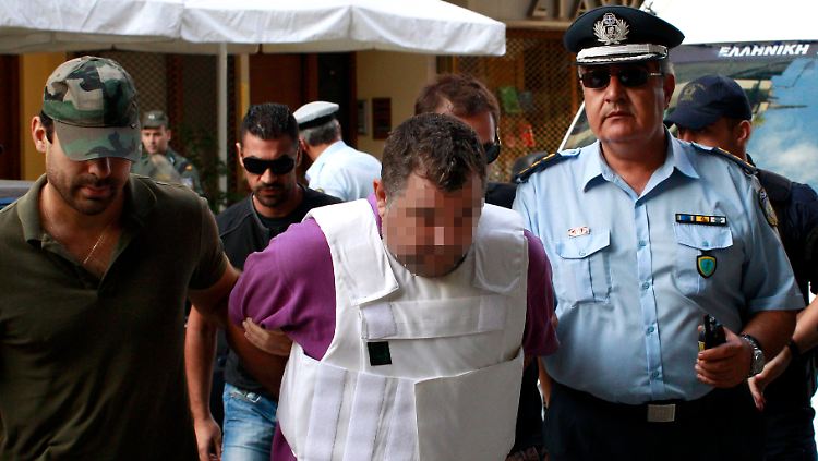 Polizisten führen den mutmaßlichen Mörder des Rappers ab.