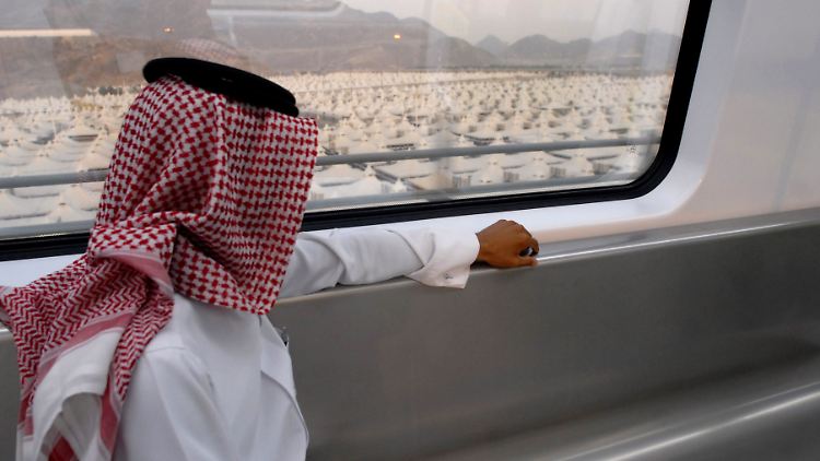 Eine Fahrt mit der Mekka Metro, die 2010 ihren Betrieb aufgenommen hat. Die Schnellbahn verbindet bereits die Städte Mekka und Medina.